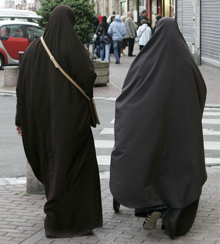 Две мюсюлмански жени, носещи никаб в Дуе, Северна Франция. Снимка: ЕПА/БГНЕС