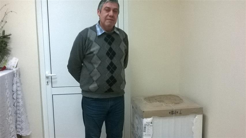 Николай Николов с новата пералня за преходното жилище в Белоградчик; Снимка: Иванка Петрова