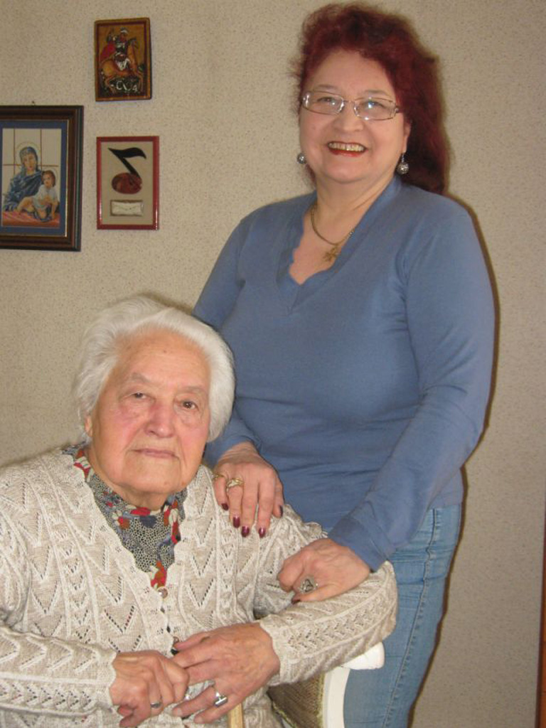 Лиляна Галевска с нейната майка – народна певица Ика Стоянова, 2011 г.