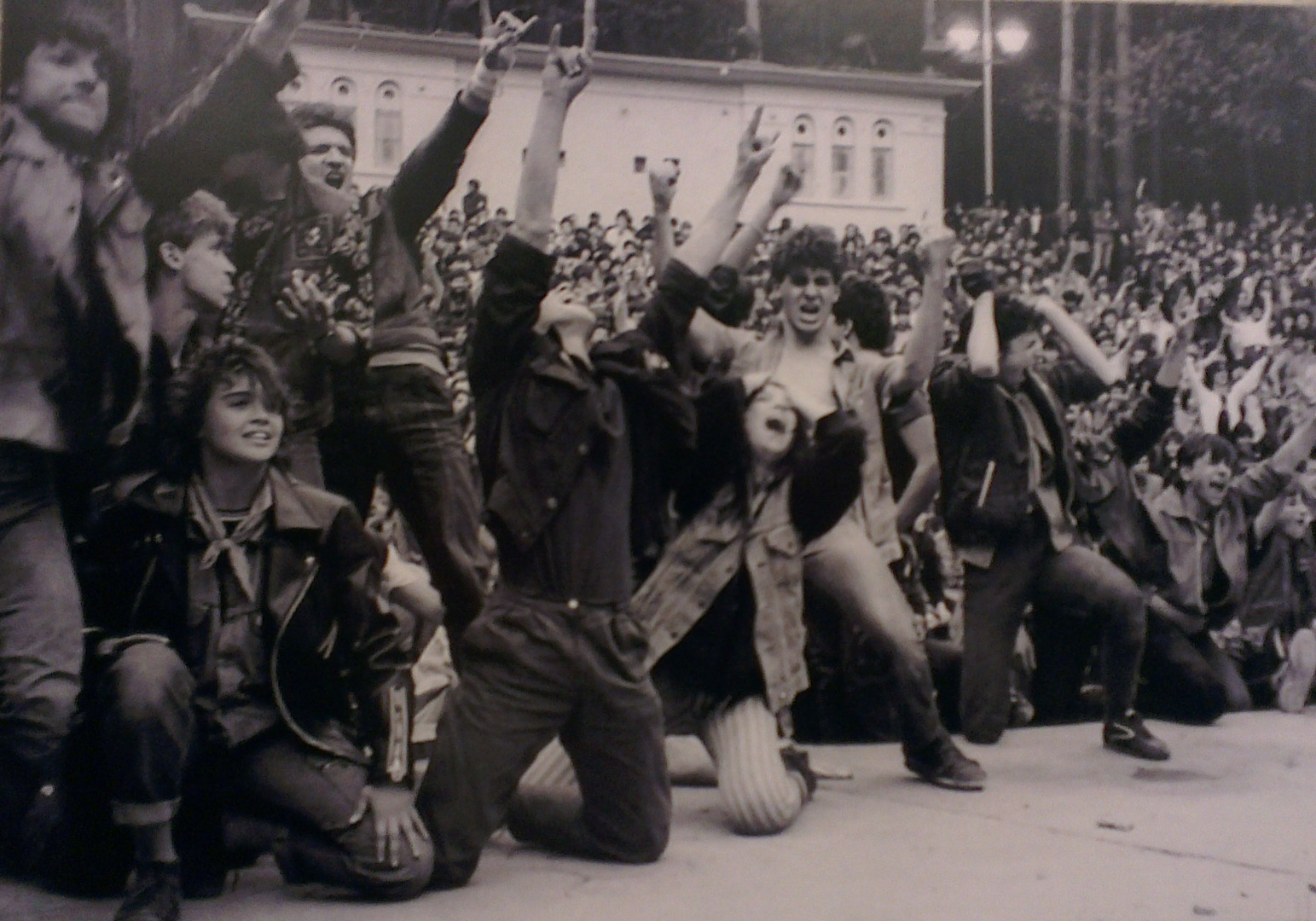 Exaltiertes Publikum bei einem Konzert von New Generation und Review 1987 im Stadtpark von Sofia.