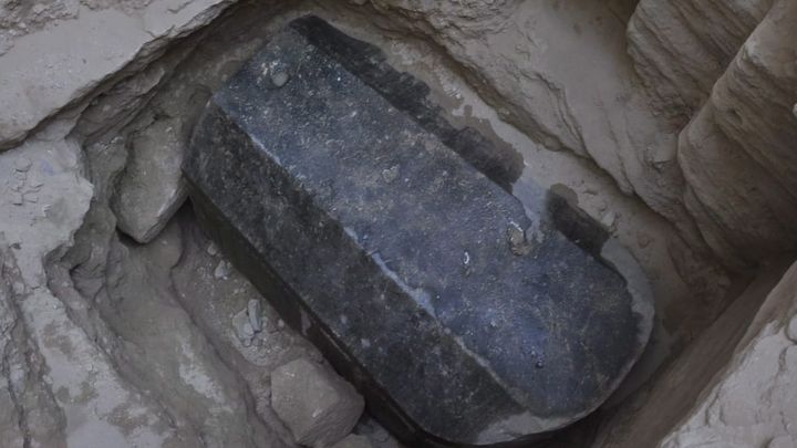 Археолозите в Египет откриха в Александрия масивен черен гранитен саркофаг