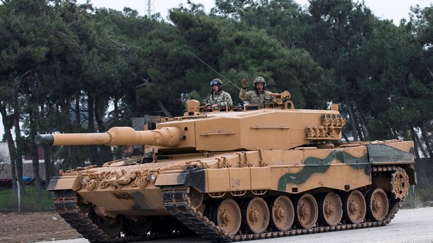 Със сухопътно настъпление продължава турската военна операция в сирийската област