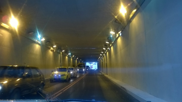 Временно е спряно движението през тунела на Лъвов мост в