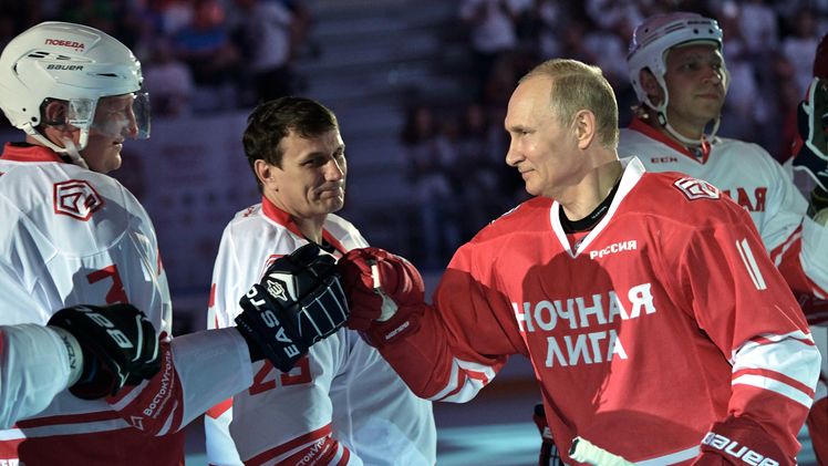 Руският президент Владимир Путин участва в традиционния хокеен мач, в