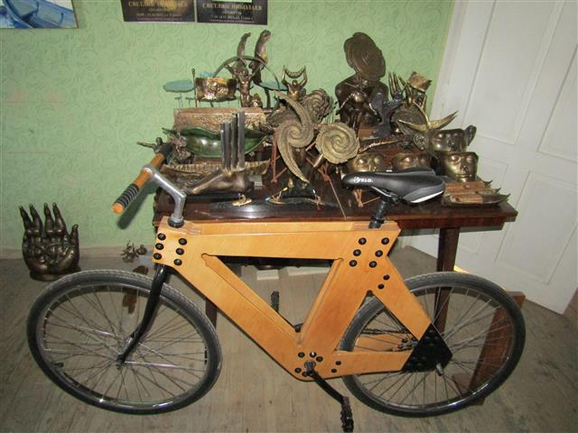 Дървеното колело и пластики на Светлин Николаев, Снимка: Ваня Минева