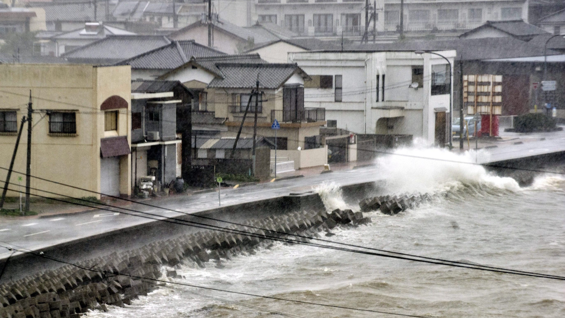 Мощен тайфун удари източното крайбрежие на Япония между Нагоя и