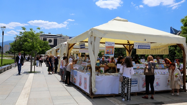 Традиционният пролетен базар на книгата започна пред Националния дворец на