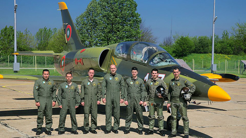 Η νέα γενιά κορυφαίων πιλότων μαζί με τον επικεφαλής της Πολεμικής Αεροπορίας, τον υποπτέραρχο Ρούμεν Ράντεφ (στη μέση).