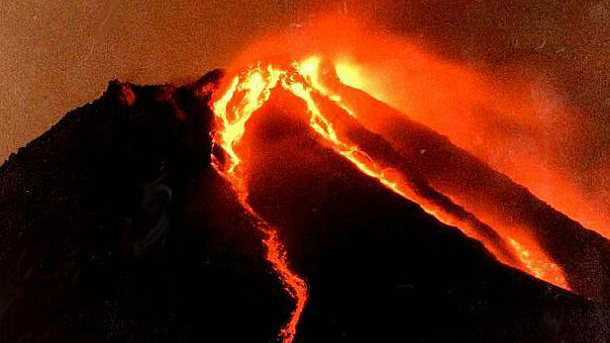 Вулкан на индонезийски остров изригна близо 50 пъти и принуди
