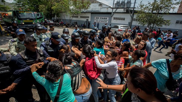 Размирици и пожар в килиите на венецуелски полицейски участък в