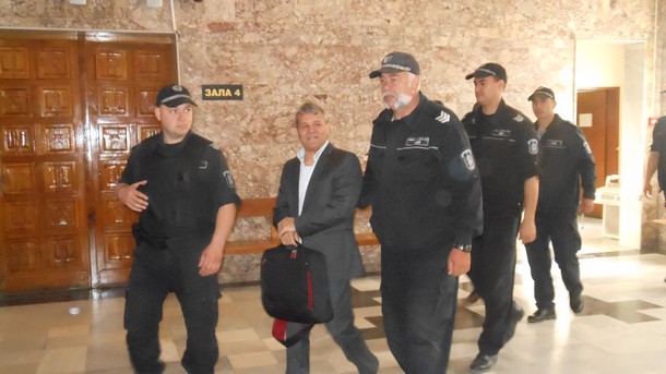 Административният съд във Велико Търново отложи делото на осъдения до