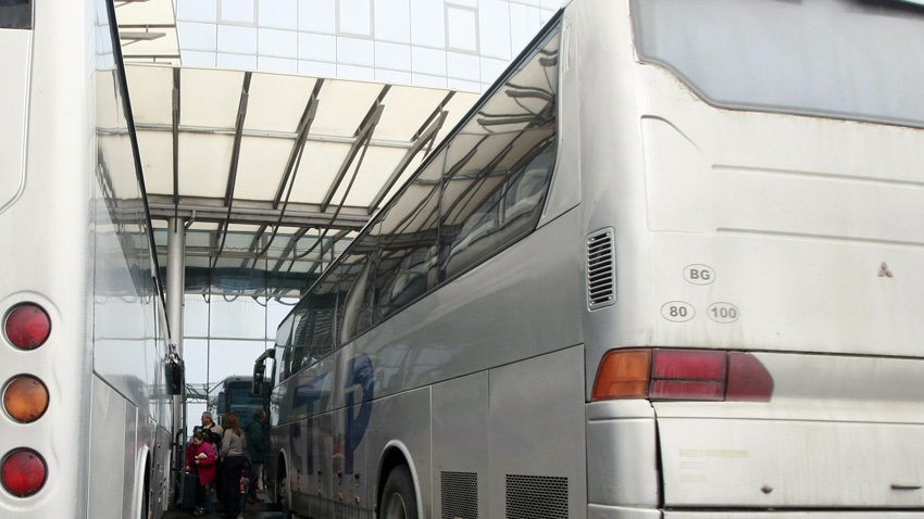 Около 20 автобуса с български граждани са били забавени на