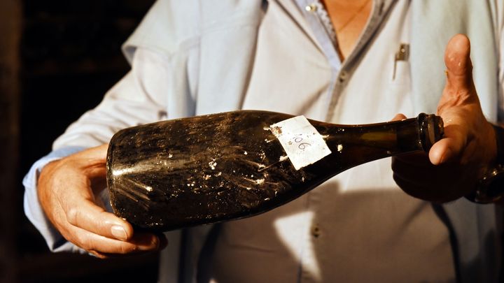 Бутилка френско жълто вино от района Юра произведено през 1774