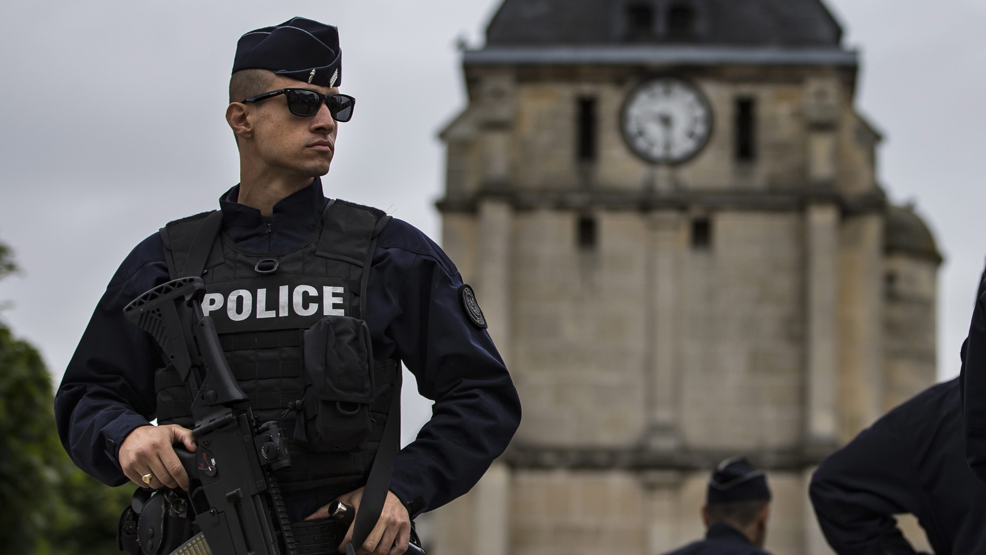 Френската полиция предупреждава че след атаките с автомобили и нападенията