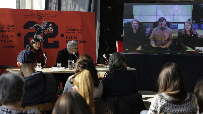 Drejtoresha e “Sofia Meetings” Mira Staleva dhe Stefan Kitanov duke bërë një bisedë video me producentin e filmit “Ága” Vesela Kirjakova dhe regjisorin Millko Llazarov