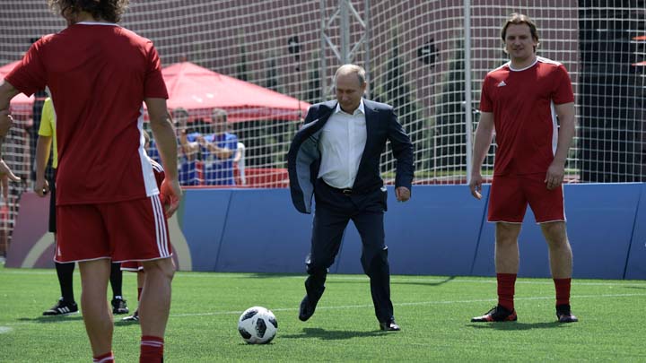 Руският държавен глава Владимир Путин посети футболния парк на Червения