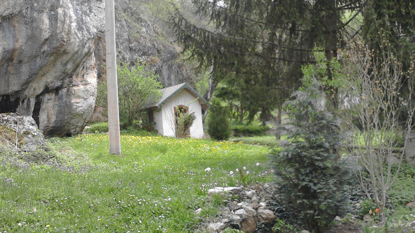 La source miraculeuse dans le jardin du monastère