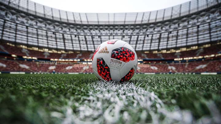 Компанията Адидас и хора от ФИФА представиха днес официалната топка