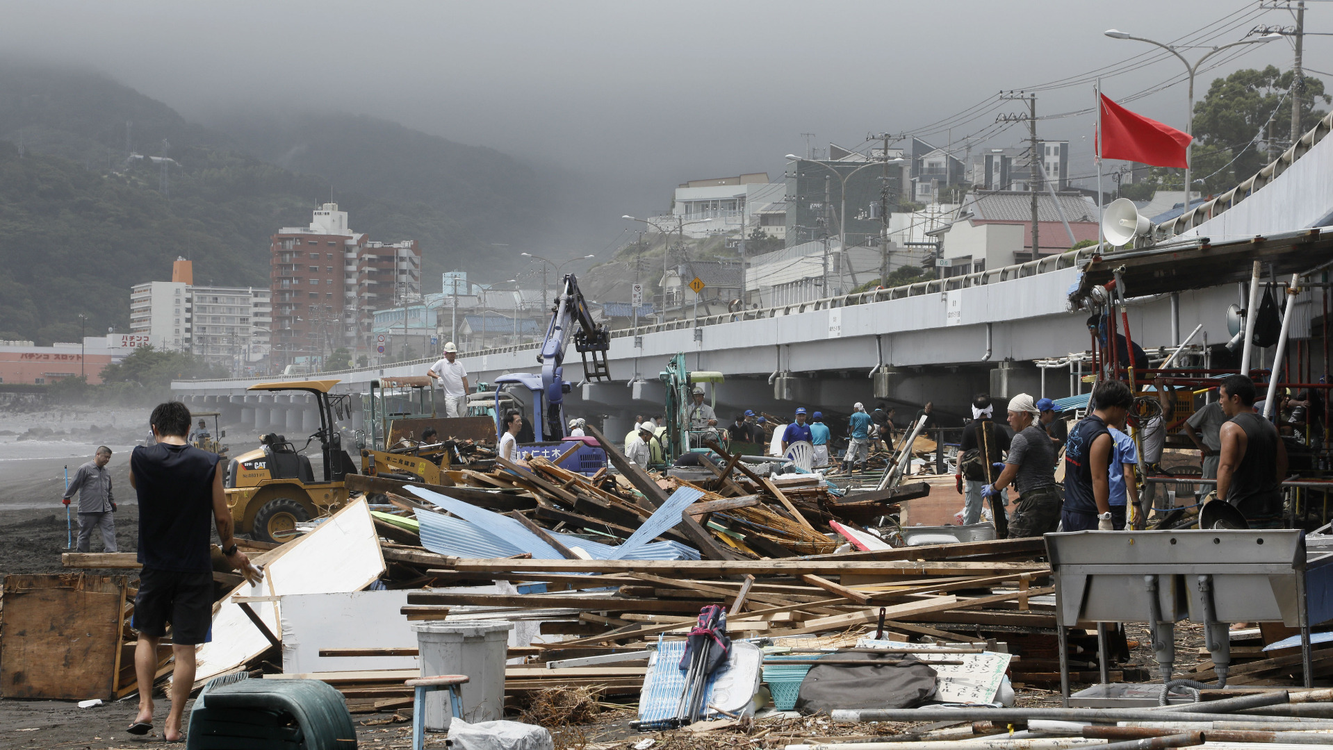 Мощният тайфун Трами в Япония рани хора след като достигна