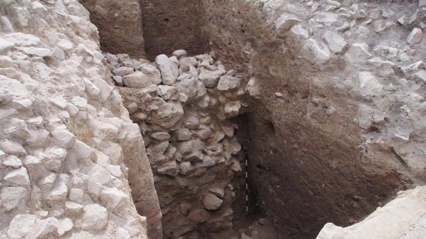 Основи на сграда каменни пътеки и гробове на монаси са