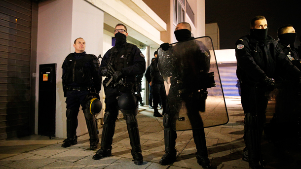 Френски антитерористични отряди са арестували в парижко предградие и в