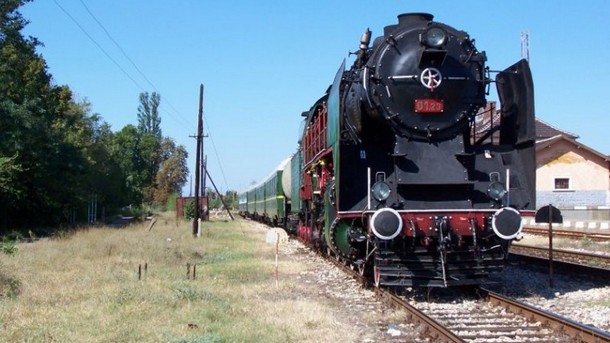 БДЖ  Пътнически превози организира атракционни пътувания с парен локомотив между