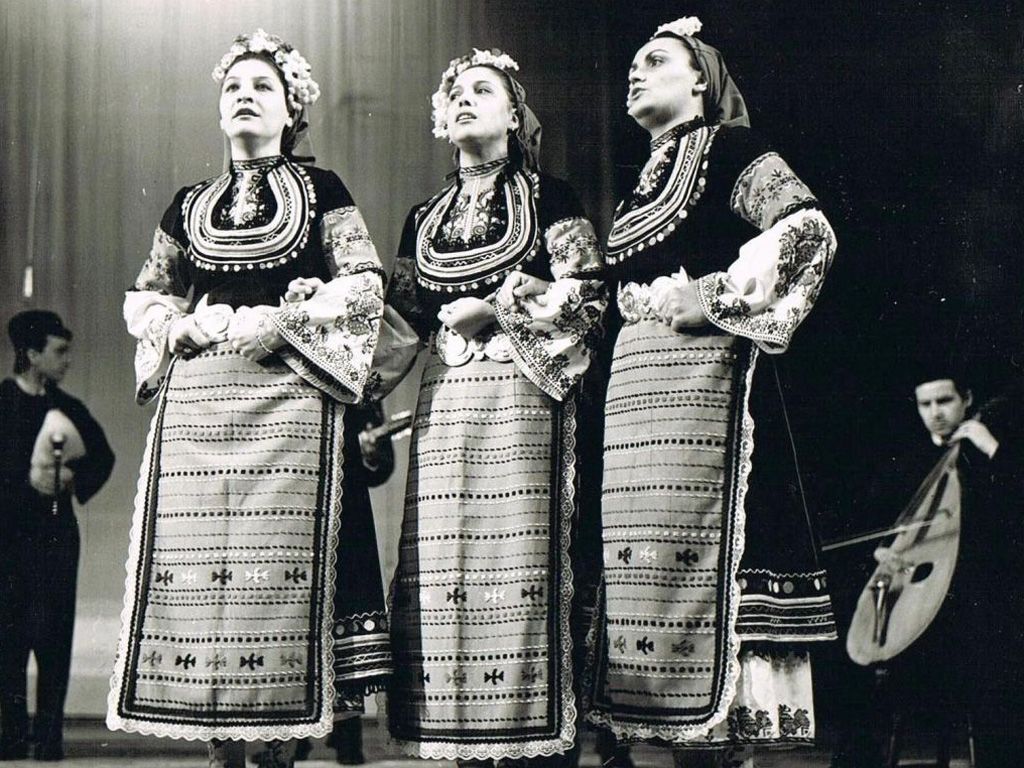 Пеят Лиляна Галевска, Мария Лешкова и Светла Караджова на концерт с Държавния ансамбъл „Филип Кутев”, 80-те години. Снимка: личен архив на Лиляна Галевска