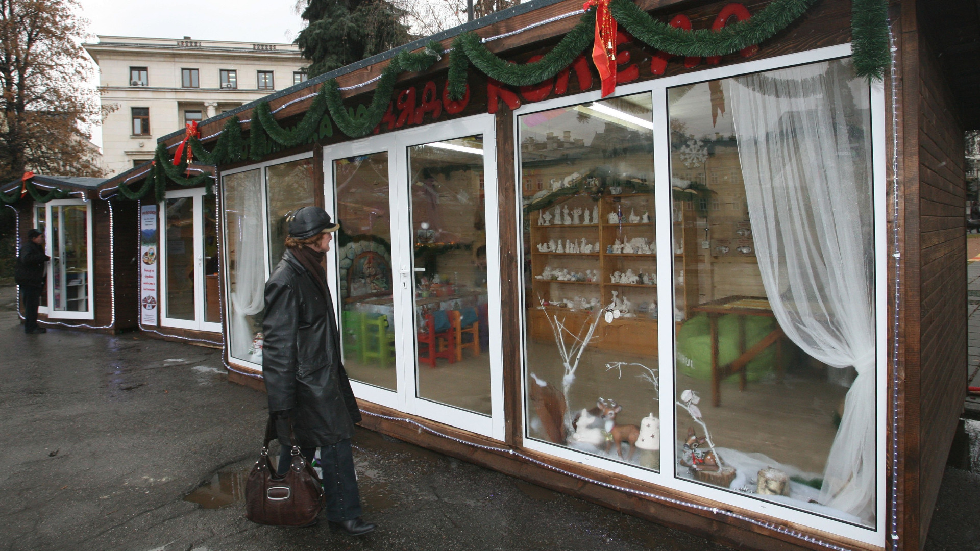 Пет от къщичките на Коледния базар в София са запечатани