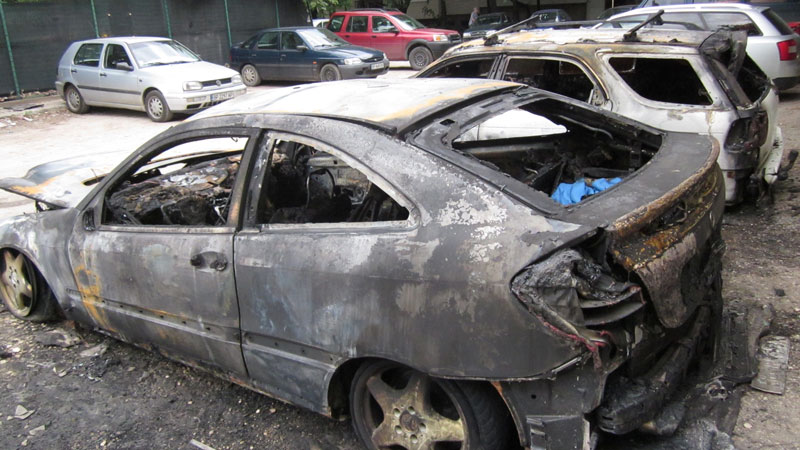 Шест автомобила са горели снощи на паркинг в Харманли. Четири от