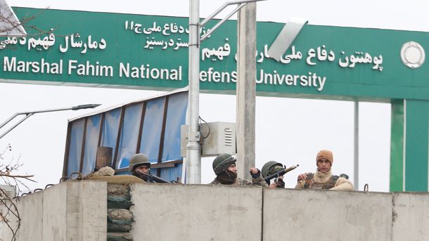 Въоръжени нападатели атакува преди зазоряване в понеделник военен комплекс в