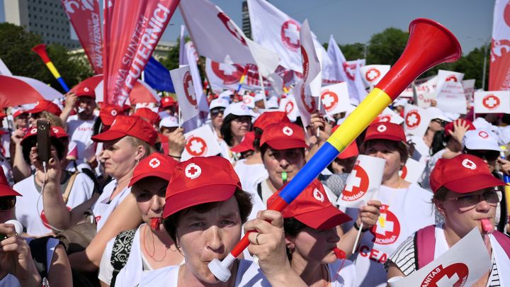 Здравни работници в Румъния организираха днес двучасова предупредителна стачка за