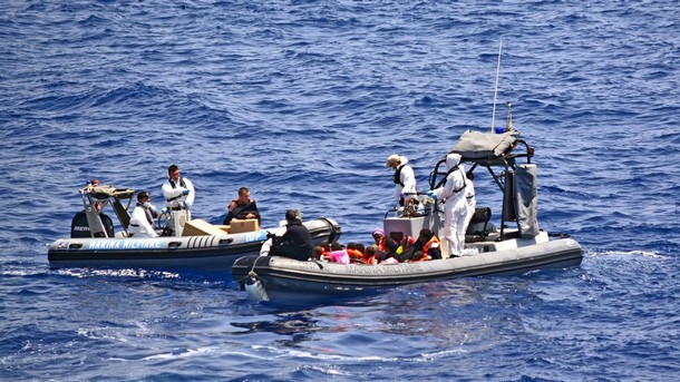 Седем мигранти бяха открити мъртви и около 900 спасени