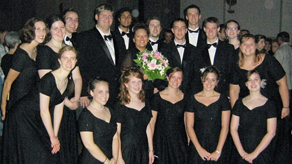 Проф. Д-р Мадлен Бъчварова (в средата) и Hanover College Chamber Choir на турне в Австрия