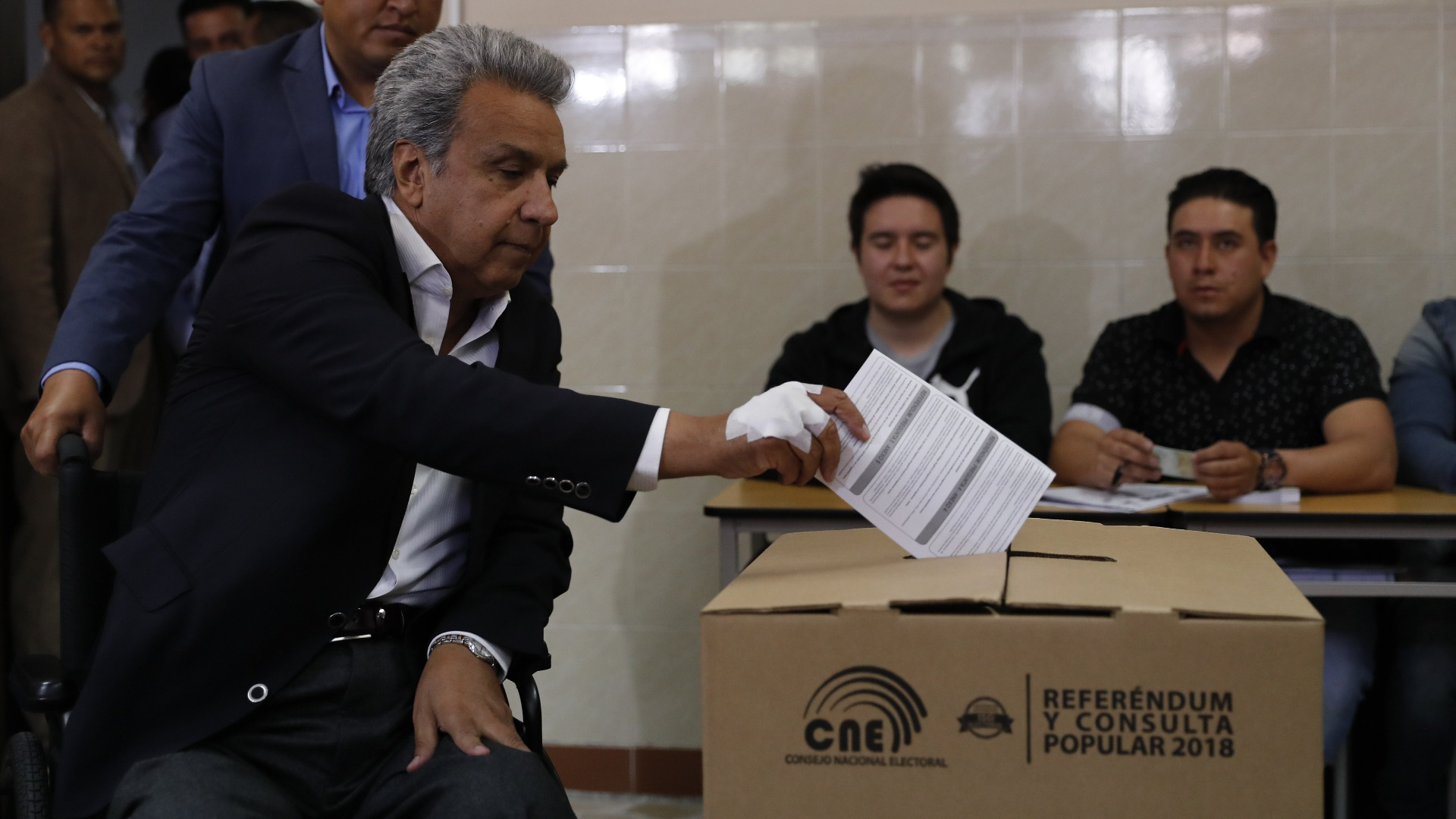 Еквадорците гласуваха да прекратят възможността за неограничен брой преизбирания на