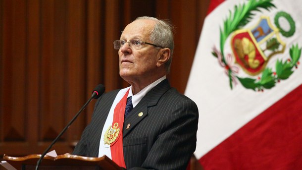Перуанският президент Педро Пабло Кучински остана на поста си след