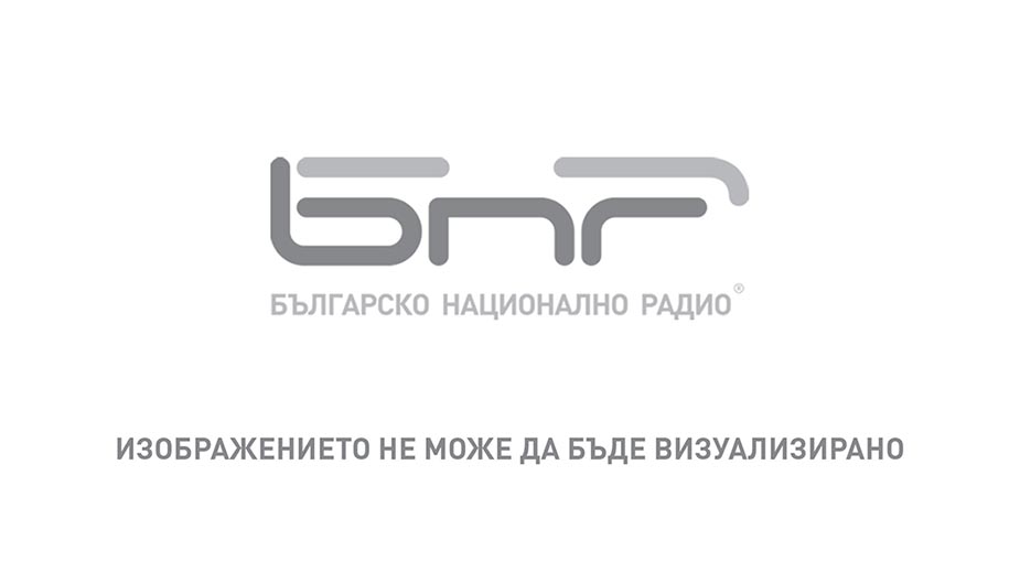 Почетна гвардия на ООН носи кутии с предполагаемите останки на американски войници, убити в Корейската война (1950-53 г.) на ВВС базата в Осан, Южна Корея.