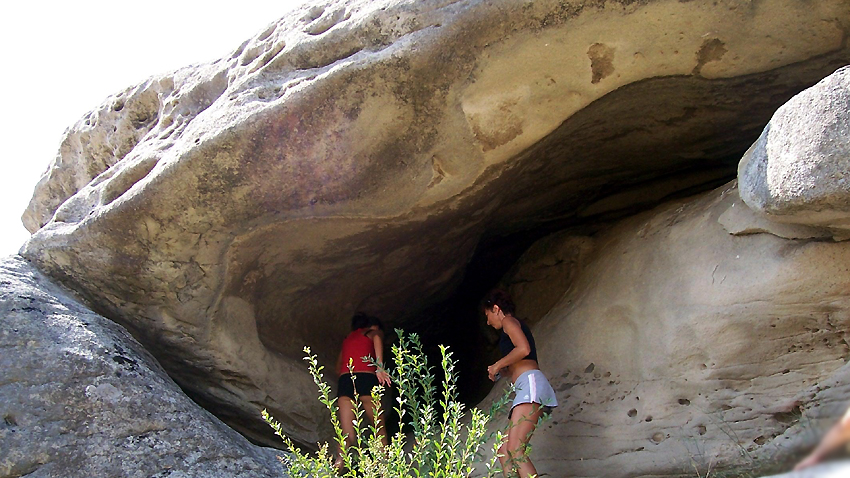 Kırcali ili, Benkovski köyü yakınlarında İzgrevnata adlı rahim mağara.