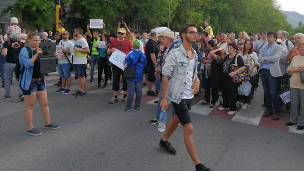 Десетки граждани се събраха на протест пред Министерството на енергетиката