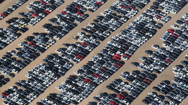 Германският автомобилен гигант Фолксваген държи принудително на склад огромно количество