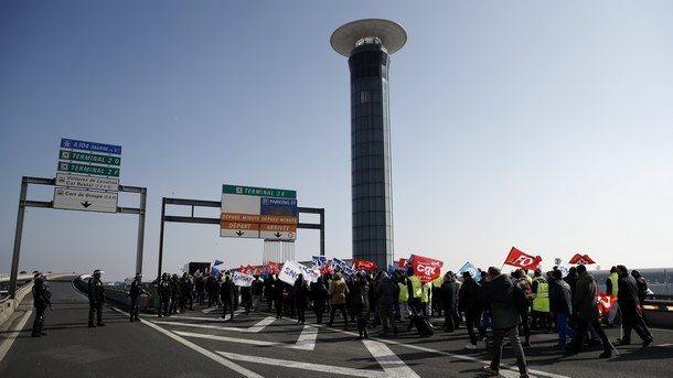 Френските държавни служители се вдигнаха на трета поредна национална стачка