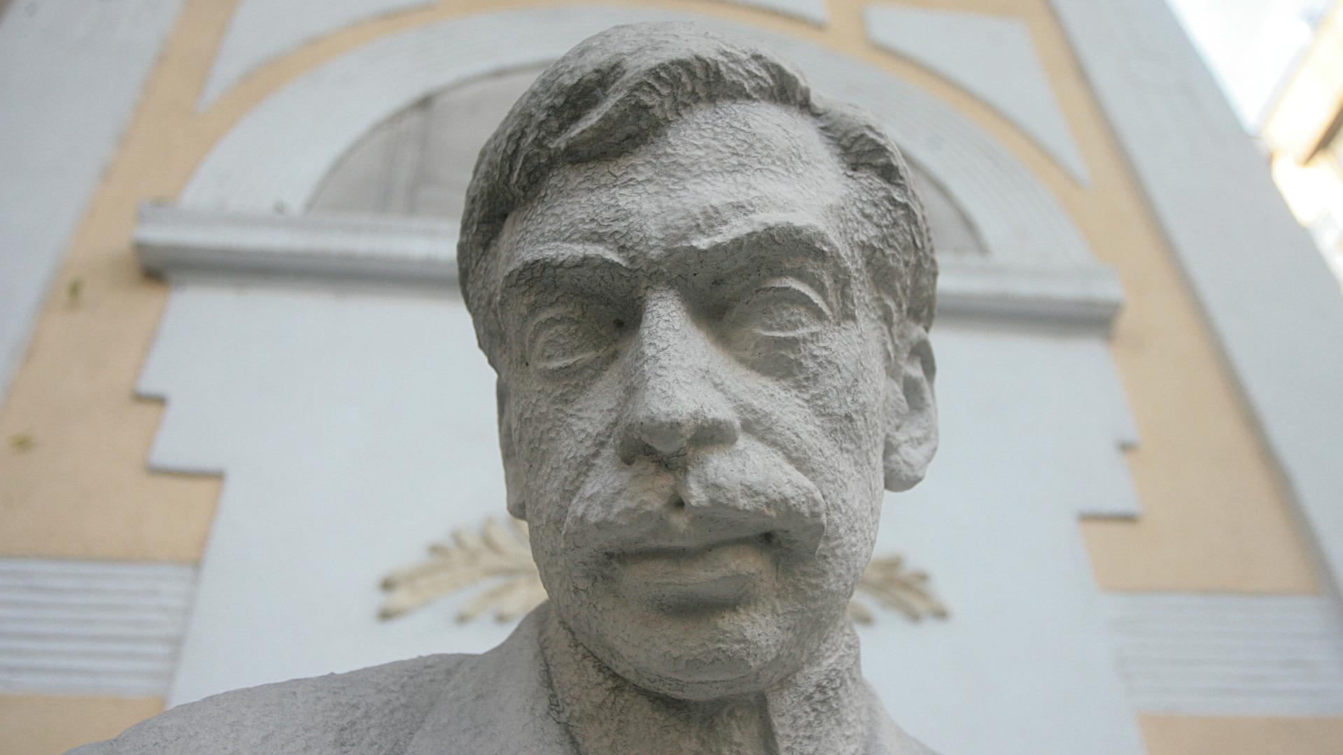 Поетът Иван Цанев е носител на Националната литературна награда Яворов.