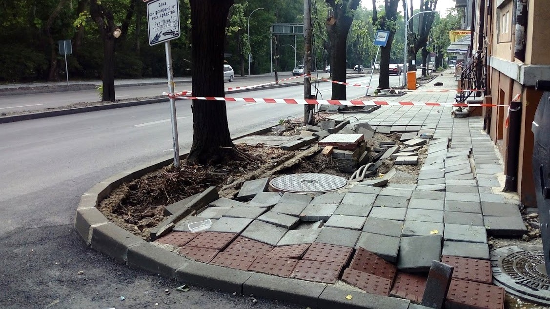 Продължава отстраняването на щетите от вчерашния проливен дъжд във Варна.
