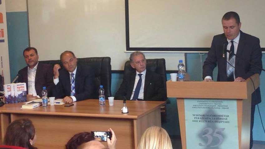Dr. Pançev gjatë prezantimit të librit të Ministrit Hoxhaj në Universitetin e Prishtinës. Foto: arkiv personal