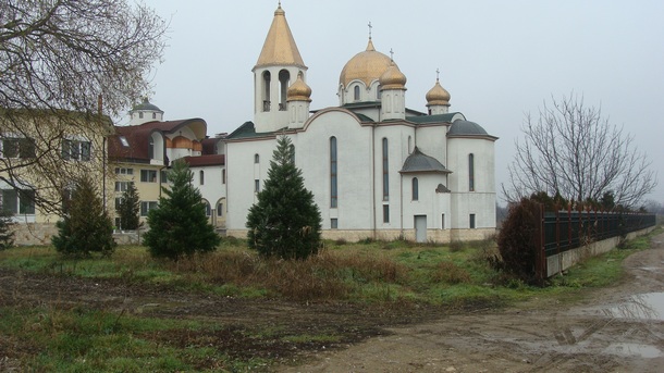 Стотици християни от цялата страна дойдоха на службата в манастира