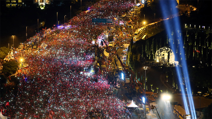 Митинг на Мосту героев над Босфорским проливом в Стамбуле