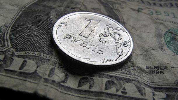 Руската рубла се засилва предпазливо спрямо щатския долара и продължава