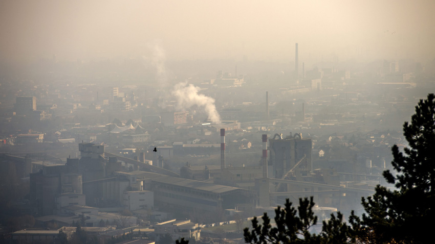Опасно мръсен въздух отчитат системите в цялата страна от началото