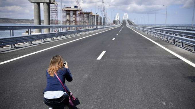 Санкциите се налагат заради участие в изграждането на 19-километровия Кримски мост над Керченския пролив. Щосейната му част бе пусната в експлоатация през май тази година, като се очаква до края на 2018-а да бъде завършена и жп линията.