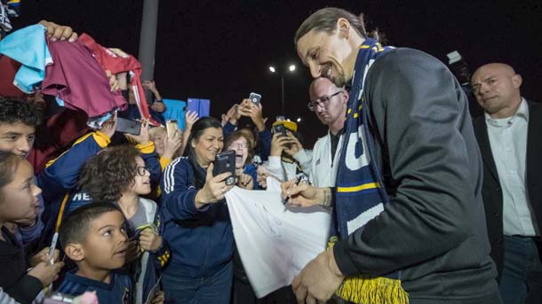 Шведският футболист Златан Ибрахимович пристигна в Лос Анджелис и беше
