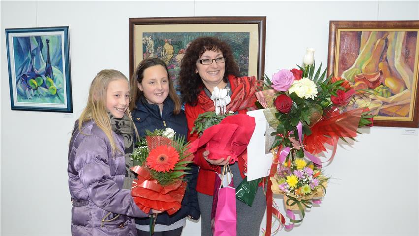 Бисерка Вълканова със свои ученици в галерия Никола Петров Видин